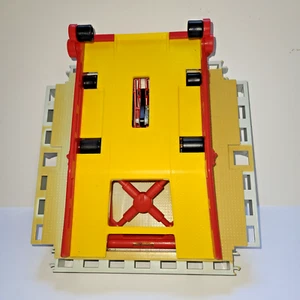 Rokenbok Spielzeug gelbe Fahrzeug Heberampe 1999 - Vergilbung von Kunststoff entlang der Basis - Bild 1 von 10