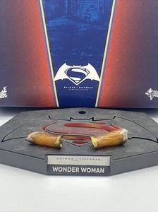 Hot Toys MMS359 Batman vs Superman Mujer Maravilla Muñeca Guanteletes Set 2 Solo - Imagen 1 de 2