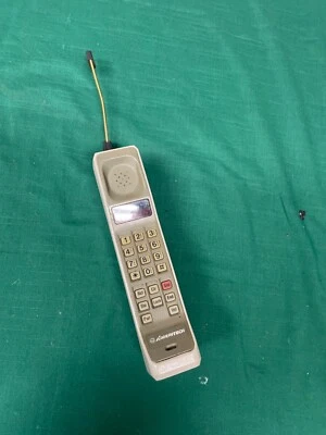 Teléfono celular Motorola ladrillo vintage F09FSD8826AN teléfono celular utilería CBS WBBN Foto 1 de 4