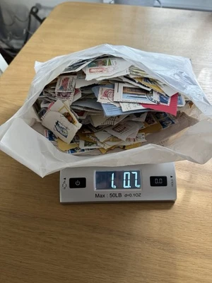 Estampillas de 1+ libra de Kiloware de EE. UU. usadas en mezcla de papel con conmemorativos y recientes Foto 1 de 4