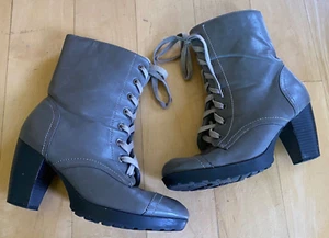 WET SEAL Botas bajas Combate Taupe Imitación Cuero Con cordones Cremallera Lateral Tacones Bloque 9 - Imagen 1 de 13