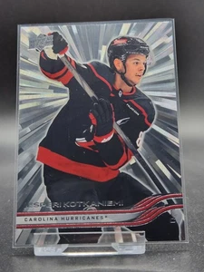 2025-26 Upper Deck Series 1 Outburst Jesperi Kotkaniemi. #27 - Bild 1 von 2