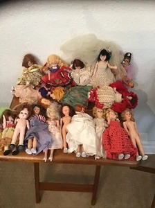 "17 muñecas pequeñas antiguas en total (3 libros de cuentos) otras sin marcar (2 necesitan reparación) 6""-7,5""" - Imagen 1 de 12