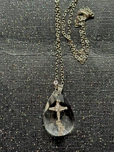 UNIQUE SILVER TONE TEAR DROP CRYSTAL PENDANT  W/ CROSS CHAIN NECKLACE - Picture 1 of 1
