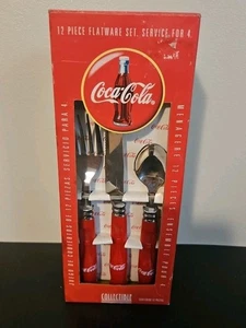 Coca-Cola 1997 Vintage 12 Pezzi Bottiglia Contorno Posate Rosso SPEDIZIONE GRATUITA  - Foto 1 di 7