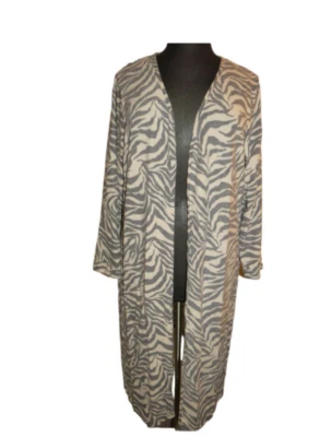 Cárdigan largo Ashley Stewart para mujer talla grande 3X acogedor estampado de tigre Foto 1 de 4