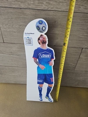 Recorte promocional de cartón de Lionel Messi Lowe "You Found Messi!" Foto 1 de 3