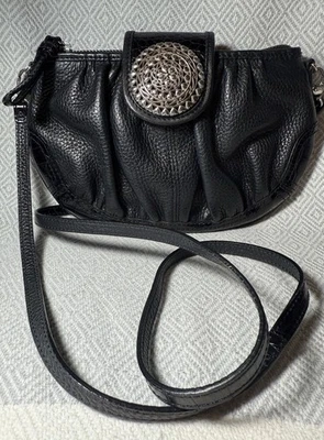 Organizador de Cartera Brighton Negro con Marca de Metal; Cuero; Bandolera Foto 1 de 4
