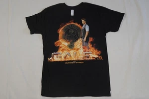 THE HUNGER GAMES GALE DISTRICT 12 FIRE T-SHIRT NEU OFFIZIELLER FILM FILM SELTEN - Bild 1 von 4