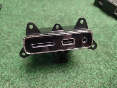 2014-2017 Dodge Durango Jeep console central hub de mídia auxiliar USB SD 68141322AA 3S4 - Imagem 1 de 4