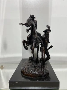 SIGNED: KAUBA, BRASS BRONZE FIGHTING COWBOYS ON HORSE WITH GUNS STATUE - Picture 1 of 23