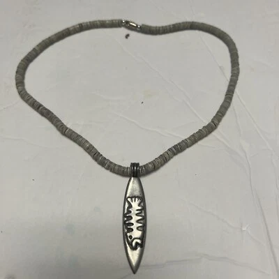 Pingente de estanho osso de peixe prancha de surf 2” com fecho de cano colar Puka cinza 18” - Imagem 1 de 4