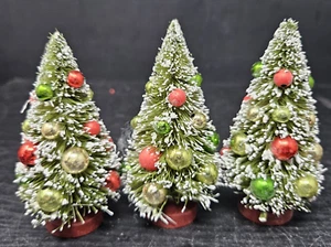 Beflockte Flaschenbürste Weihnachtsbaum mit Kugeln Ornamente 4" hoch - Bild 1 von 11