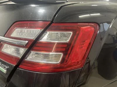Conjunto de luz trasera derecha usado se adapta a: Ford Taurus 2014 sin paquete policial cuarto Foto 1 de 4
