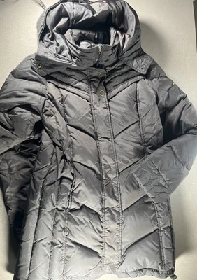 Chaqueta acolchada DKNY para mujer pequeña marrón con capucha - plumón aislado Foto 1 de 4