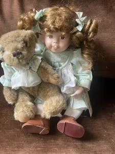 Elisabeth Sammler Porzellan Puppe mit Baby Bär PB 1583. - Bild 1 von 8