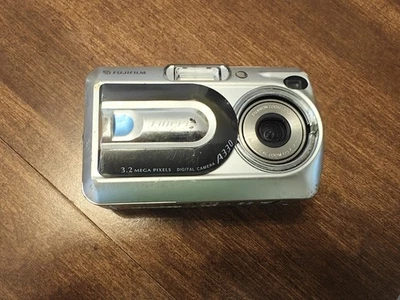 Fujifilm FinePix A330 3.2MP Digital Camera Silver Working With 16MB SD Card - Image 1 of 4
