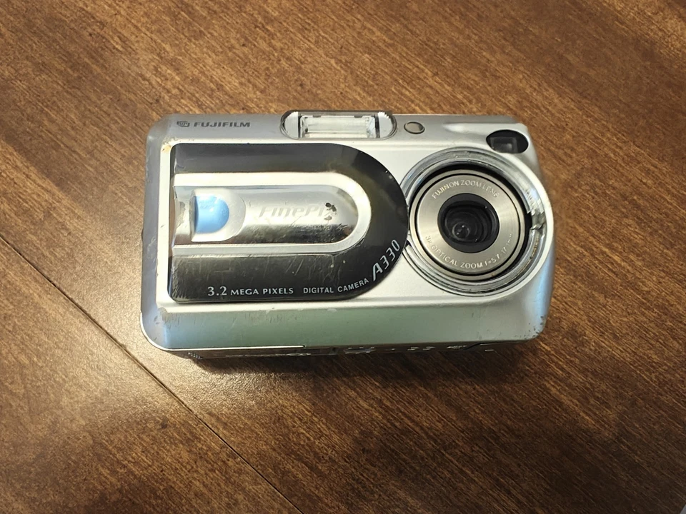 Fujifilm FinePix A330 3.2MP Digital Camera Silver Working With 16MB SD Card - Image 1 of 4