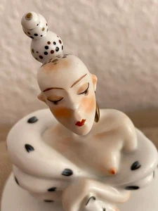 Kati Zorn - Deckeldose mit Porzellanfigur "Die Hochnäsige"  Älteste Volkstedter - Bild 1 von 8