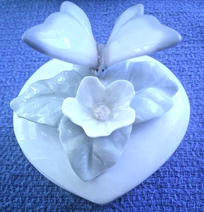 Caja de baratijas vintage Otagiri Japón porcelana en forma de corazón con flor y mariposa - Imagen 1 de 4