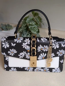NEU Aldo schwarze Handtasche in GÄNSEBLÜMCHEN mit Goldakzenten & Charms - Bild 1 von 11