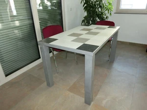 Tisch exclusives Design aus Mineralwerkstoff - auch für Aussenbereich geeignet - Bild 1 von 5
