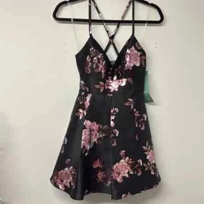 Vestido negro y floral Speechless. Talla 0 Nuevo con etiquetas, nunca usado Foto 1 de 4