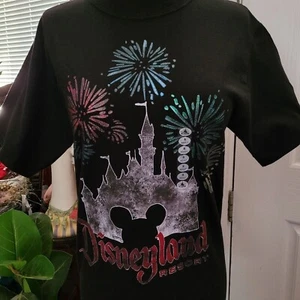 Neu Disney Parks Damen-T-Shirt Oberteil schwarz Größe Small Feuerwerk Resort Schloss - Bild 1 von 5