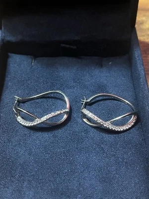 Pendientes de aro en espiral de diamantes de plata de ley de .925 Kay Jewelers  Foto 1 de 4