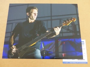 AC/DC Chris Chaney signed Autogramm signiert auf 20x25 cm Foto  ACOA  COA - Bild 1 von 2