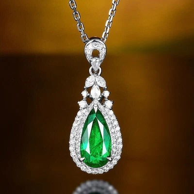 Colgante con halo de esmeralda verde simulado corte pera de 3,80 quilates enchapado en oro blanco de 14 k Foto 1 de 4