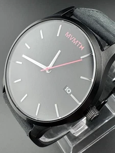 Funktionierende MVMT Black Stealth Red Accents Lederband Herrenuhr Tag/Datum G1 " - Bild 1 von 10