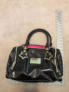 Schwarze Kunstleder Handtasche; schöne und geräumige große Reißverschlusstaschen am Ende - Bild 1 von 3