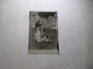 Lote negativo foto vintage años 30 niño con perro mascota y zarigüeya muerta - Imagen 1 de 2