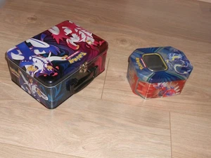 Pokémon Karten Tins x 2, inkl. Tragetasche Tin, sehr guter Zustand ohne Karten - Pokemon Konvolut - Bild 1 von 2