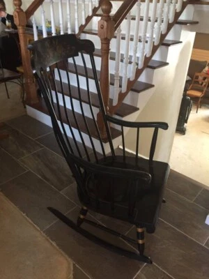 Mecedora antigua diseño Hitchcock hecha por Nichols & Stone Co - balancín Foto 1 de 4