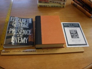 In the Presence of the Enemy by Elizabeth George *SIGNED* HC/DJ 1st Ed/Pr 1996 - Imagen 1 de 8