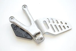 2010 YAMAHA YZF R6 FRONT LEFT SIDE FOOTREST HANGER AND HEEL GUARD - Picture 1 of 6
