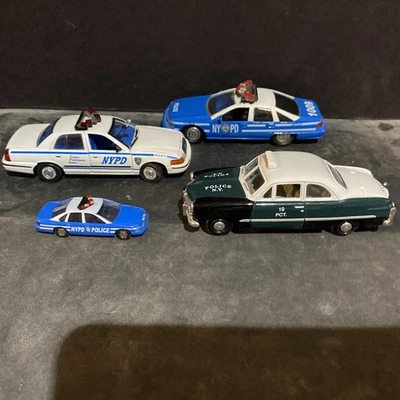 Paquete de 4 coches de policía de la policía de Nueva York 1:43 1:87.  #25005 Foto 1 de 4