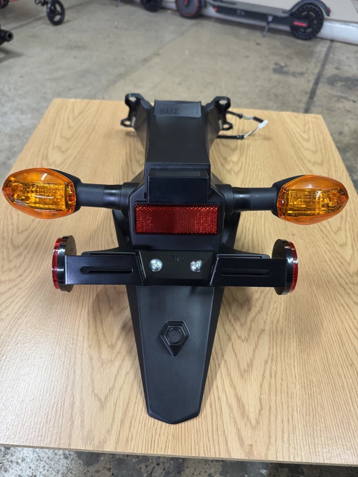 Soporte de montaje de etiqueta de matrícula Suzuki GSXR-1000 17-25 OEM señales de giro Foto 1 de 4