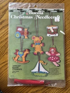 BUCILLA KIT ORNAMENTI IN FELTRO GIOIELLO NATALE "MINI GIOCATTOLI" #3392 SET DI 6 NUOVI - Foto 1 di 11