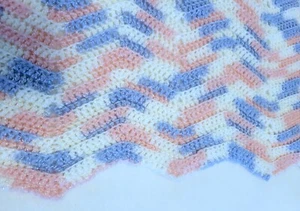 Vintage gehäkelte Babydecke Überwurf leicht blau rosa weiß 34" x 26,5" - Bild 1 von 8