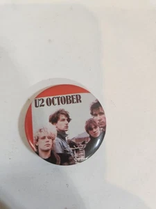 Shirt/Mütze Pin Oktober 1981 von U2 - Bild 1 von 3