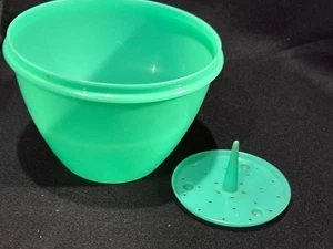 Cuenco verde vintage TUPPERWARE Crips It Lechuga Keeper #679-2 y soporte #681-6 - Imagen 1 de 6