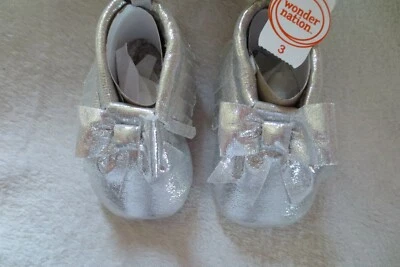Zapatos con flecos mocasín pre caminante Wonder Nation para niñas talla 3 plateados Foto 1 de 4