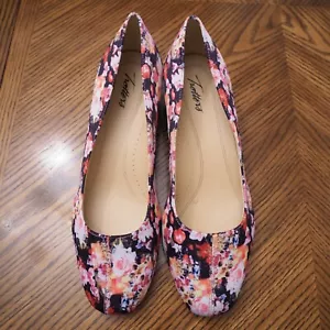 New TROTTERS Doris Multicolored Fabric Floral Low Heel Slip On Comfort Shoes Siz - Picture 1 of 4