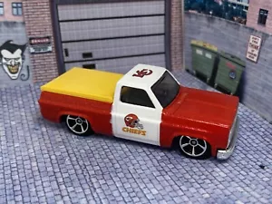 Camion personalizzato Hot Wheels 83 Chevy Silverado Kansas City Chiefs - Foto 1 di 7