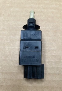 Interruptor de luz de freno 0015454009 OEM Mercedes W211 E350 E500 W219 CLS550 - Imagen 1 de 4