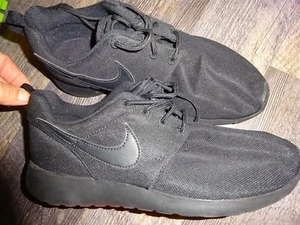 shoes women's 8 youth 6.5 ~ NIKE black monochrome athletic running training - Picture 1 of 9