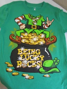 ST PATRICK'S DAY KOBOLD MIT GOLDTOPF T-SHIRT "BEING LUCKY ROCKS!" Neu mit Etikett - Bild 1 von 1